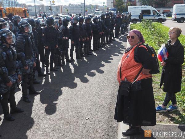 Протестующие против пенсионной реформы не испугались полиции, но не стерпели мата и разошлись