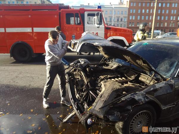 Семь машин пострадали в аварии у планетария на Обводном. «Ситроен» вынесло на тротуар, из дымящегося «Фольксвагена» водителя вытаскивали прохожие