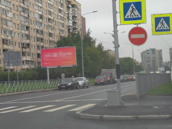 Высокий забор на перекрёстке