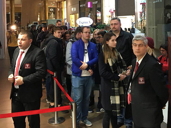 «Здесь вам не Москва»: как в Петербурге первокурсницы первое место в очереди за iPhone Xs покупали