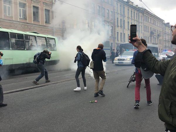 Протестующие в Петербурге прорвали кольцо ОМОНа и митингуют на Академика Лебедева. В полицию летят дымовые шашки