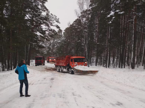 Дорожные службы проложили путь по Приморскому шоссе. Освобождения из снежного плена ждал рейсовый автобус из Петербурга