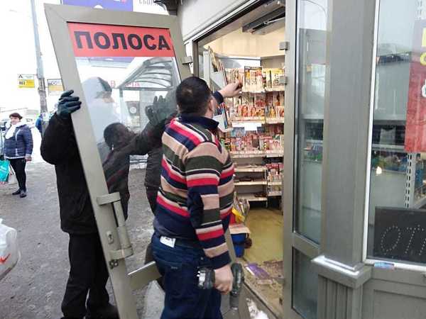 Смольный делит рынок прессы. Газетным ларькам устроили день длинных ковшей, а потом пообещали единое окно