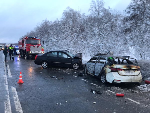 На трассе «Нарва» вылетевший на встречку Chery врезался в «Яндекс Такси». Погибли женщина и дети