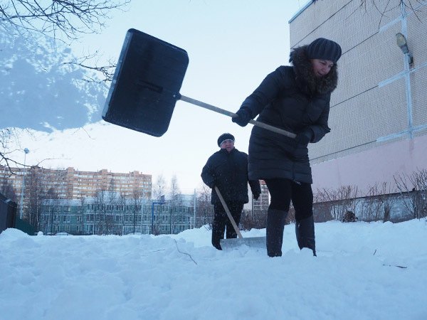 «Конечно, нам в выходной очень нравится убирать снег». На войну с сугробами привлекли школьных учителей