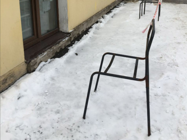 Двенадцать стульев петербургских борцов со снегом и льдом. Хотя на самом деле стульев гораздо больше