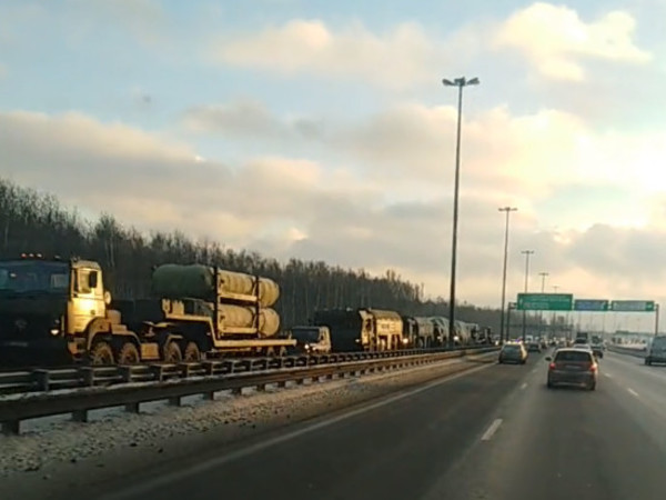 «Парадные» пробки начались. По Петербургу едет военная техника