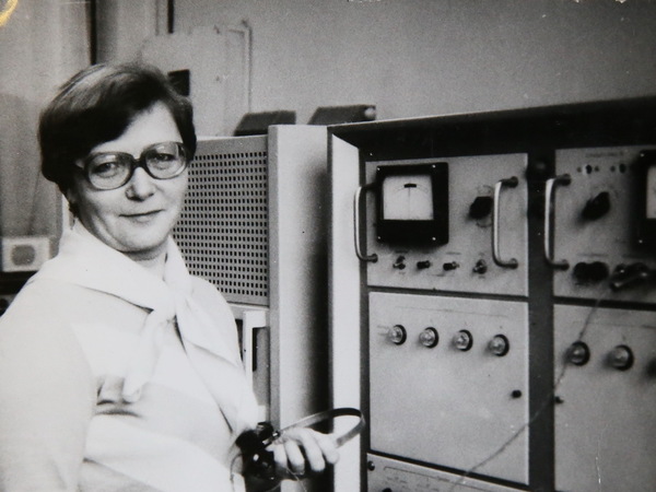Как блокадница почти 50 лет ставит музыку на заводской радиостанции в Петербурге
