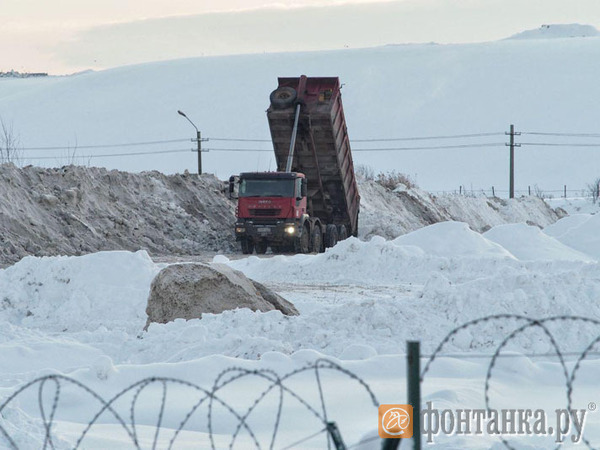 Снегоплавилки не дождались снега. Почему Смольный не топит снег на местах, а складывает до лучших времен