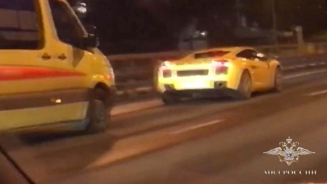 Посмотрев видео, полиция нашла Lamborghini, не пропускавшую скорую.  Водителя называют учителем музыки | 01.10.2019 | Санкт-Петербург -  БезФормата