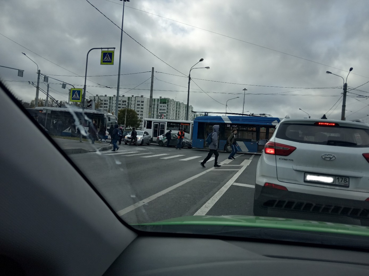 Каршеринг врезался в троллейбус на Кронштадтской площади. Невский не  поделили легковушка и автобус | 11.10.2019 | Санкт-Петербург - БезФормата