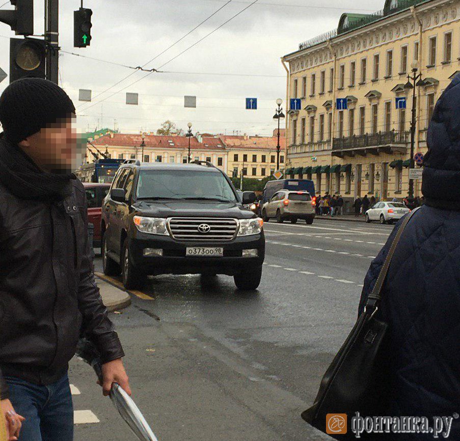 Островок Боярского не пустеет. На этот раз из «Ленд Крузера» с «красивым» номером вывели девочку (Иллюстрация 1 из 1) (Фото: Читатель «Фонтанки»)