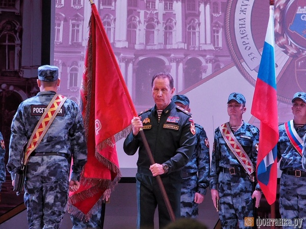 Глава Росгвардии Золотов пришёл в часть под Петербургом с кумачом НКВД. Ему понравились экскурсоводы