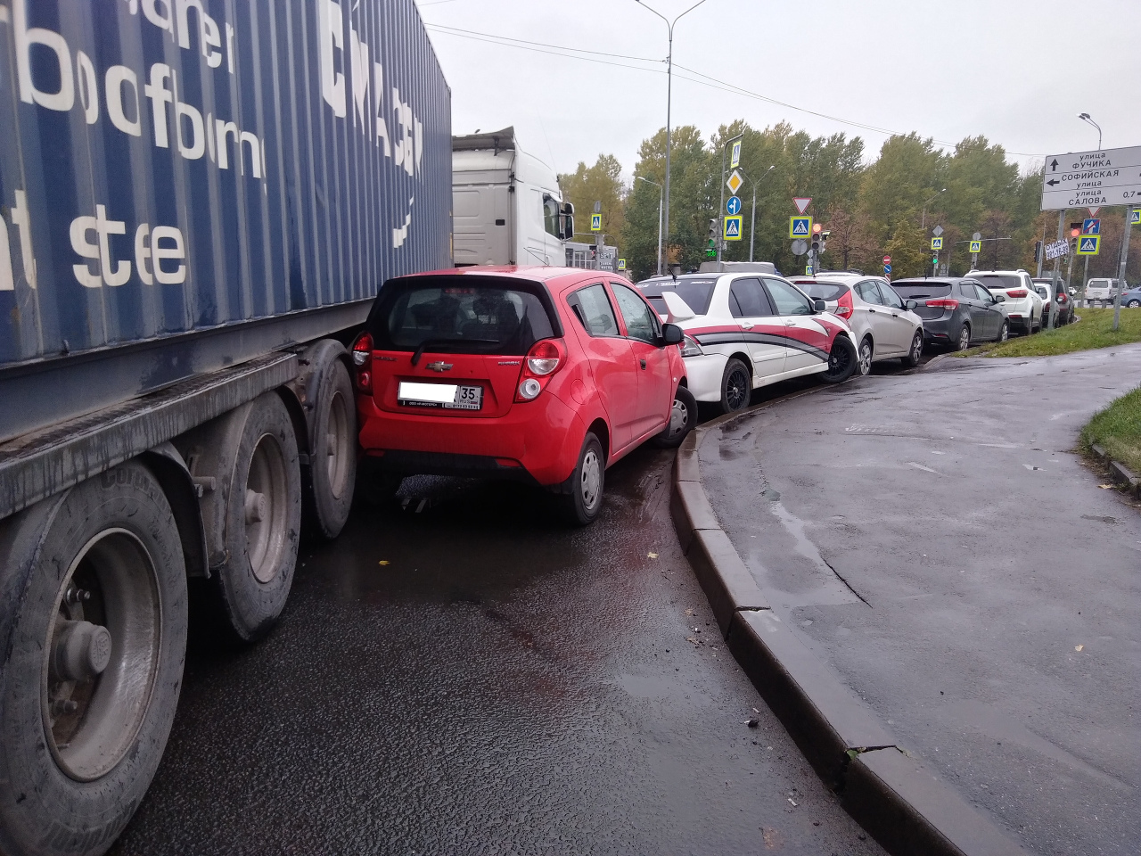 Водитель фуры на Софийской не вписался в поворот и преподал урок парковки  сразу троим | 14.10.2019 | Санкт-Петербург - БезФормата