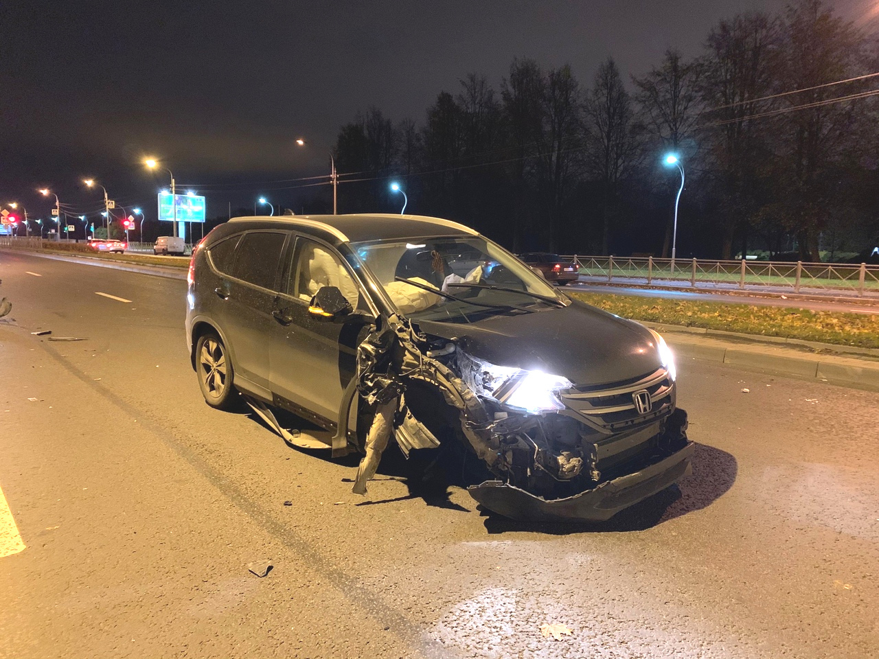 Ночные ДТП в Петербурге: на Луначарского Honda закинула машину на тротуар и  осталась без колеса | 16.10.2019 | Санкт-Петербург - БезФормата