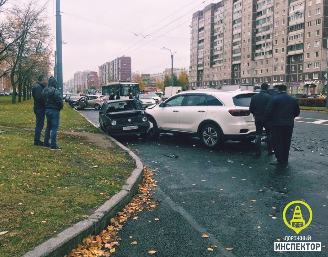 Что произошло на комендантском. ГИБДД на Комендантском. Столкновение двух ДПС В СПБ. ДТП на Комендантском проспекте сегодня. Авария на Комендантском и легковой.