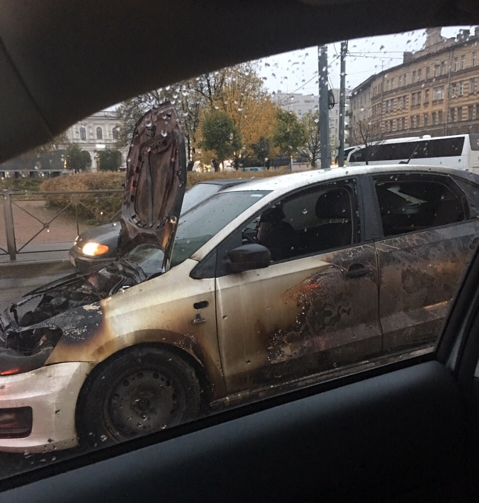 Фонтанка ру новости спб сегодня происшествия. Сгоревший Фольксваген поло. Тесла Делимобиль СПБ. Горящая машина на Обводном канале.