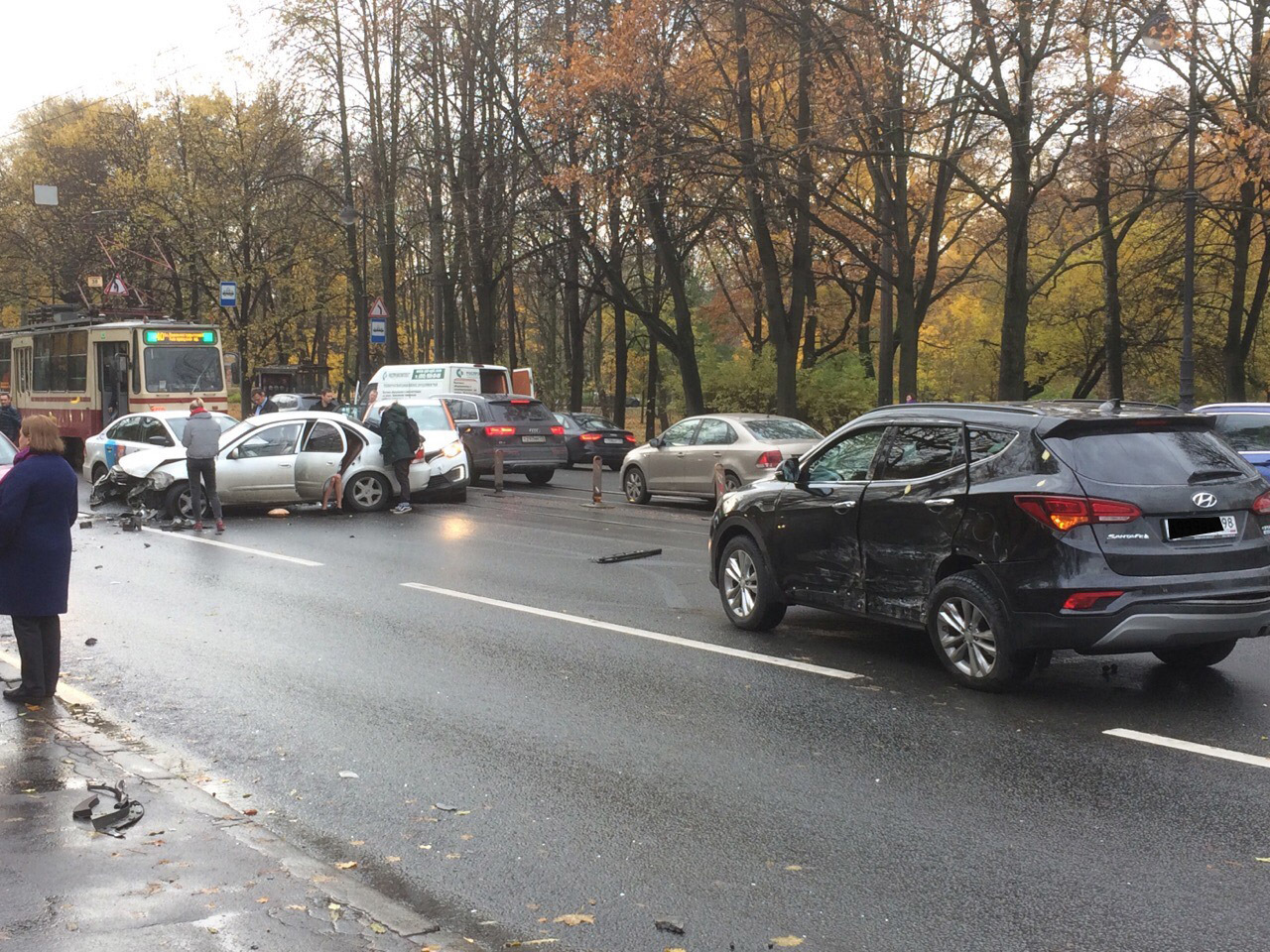 Массовое ДТП остановило Каменноостровский. В аварии встретились каршеринг и  такси, но видео показало, что они ни при чём | 19.10.2019 | Санкт-Петербург  - БезФормата