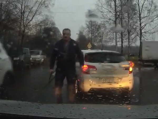 В Петербурге водитель «Ситроена» пошёл на преследователей с пистолетом. Камера засняла вооружённый манёвр