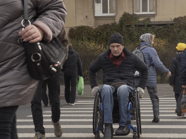 Более доступнее. Инвалид в коляске госслужащий.