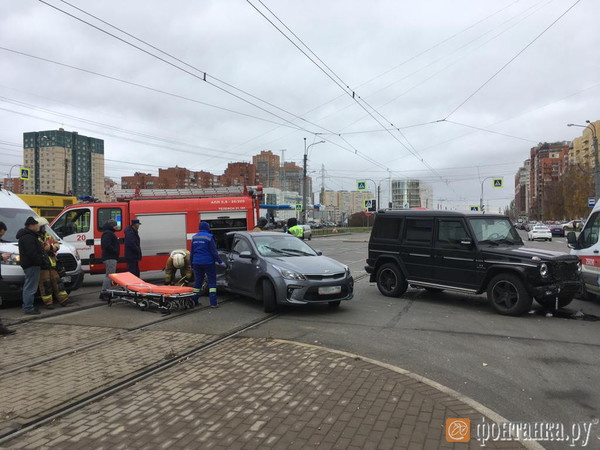«Гелендваген» и «КИА» не разъехались на перекрестке Десантников и Захарова без светофоров
