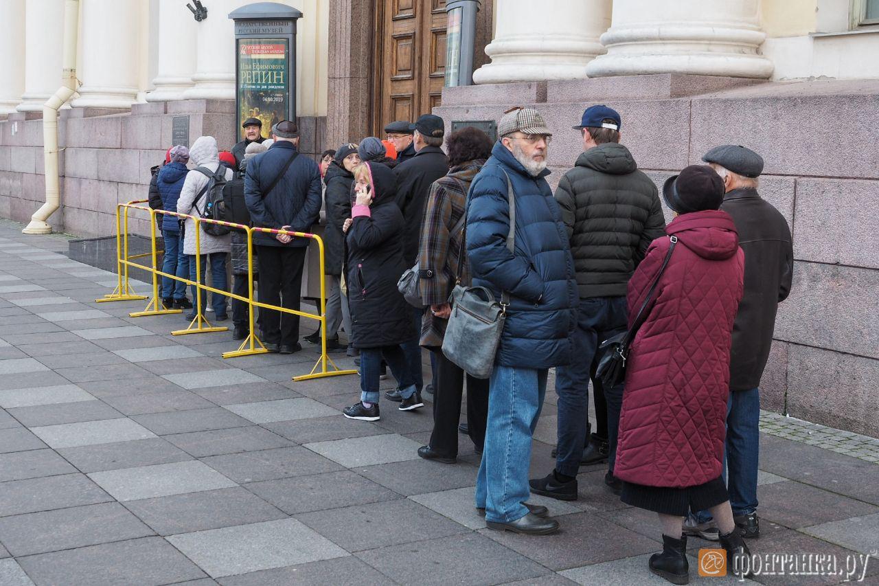 Очередь ход. Выставка Репина в русском музее очередь. Очередь в музей СПБ. Репин Фонтанка. Очередь в русский музей Санкт-Петербург.