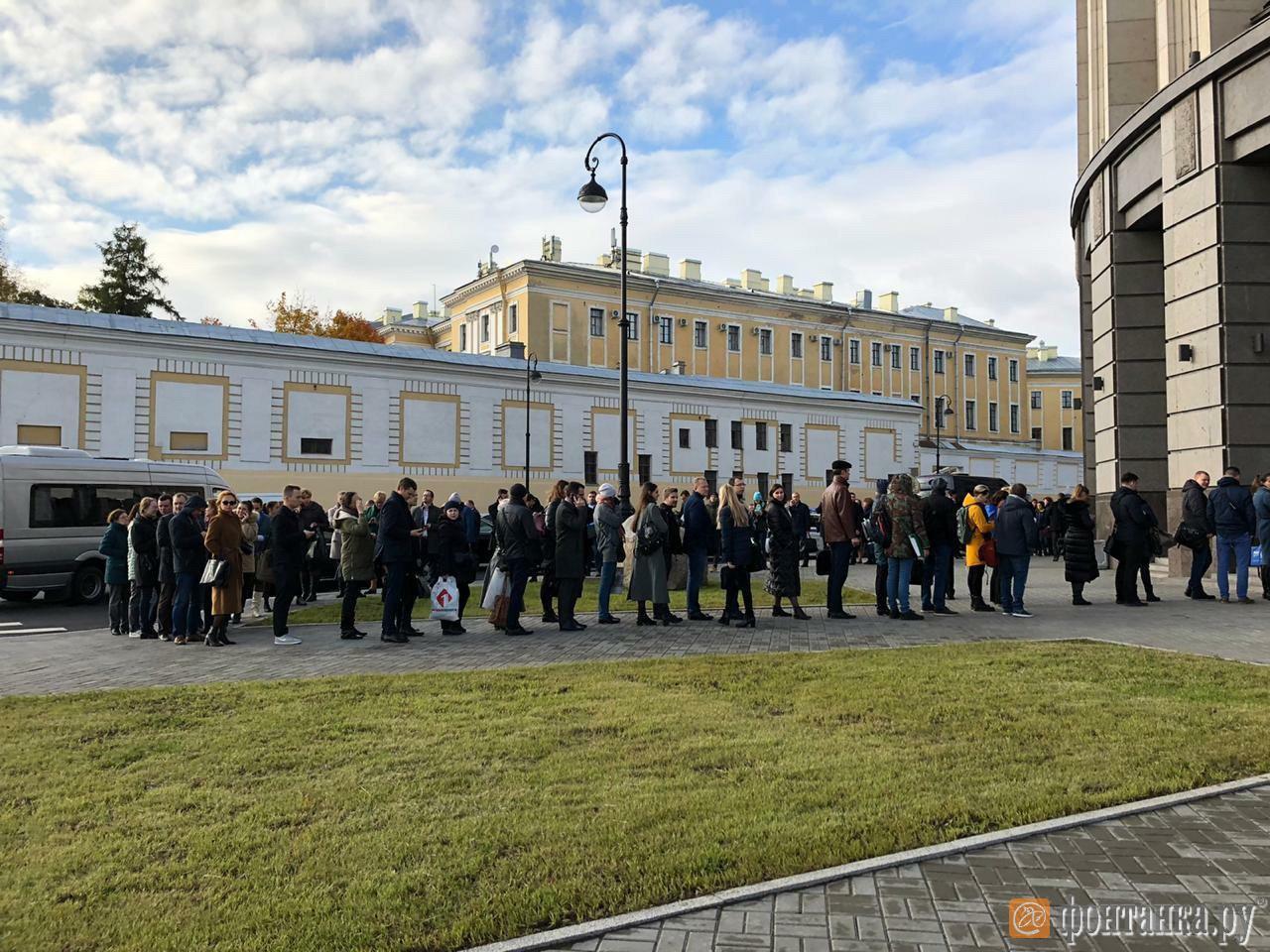 Недоступное правосудие. В Петербурге участники споров штурмуют арбитражный  суд и всё равно опаздывают | 08.10.2019 | Санкт-Петербург - БезФормата