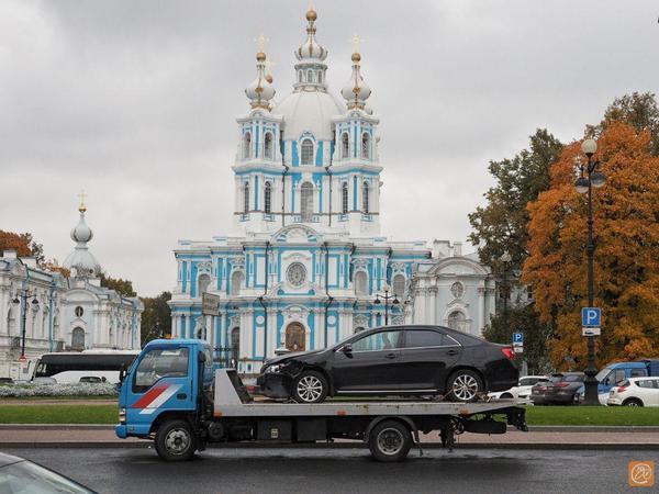 Питера машине время. Машина Василия Смольного. Автопарк Смольного. Автомобили СПБ. Смольный СПБ машины.