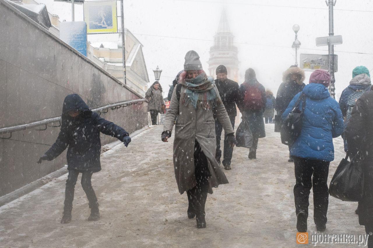 Погода в петербурге в ноябре. Петербург циклон. Санкт Петербург гололедица. Снег в июле в Санкт-Петербурге. Выходные в Петербурге в ноябре.