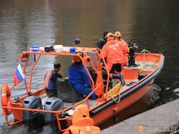 Водолазы снова спустились в Мойку. Из воды достали не все утопленные доцентом Соколовым части тела аспирантки