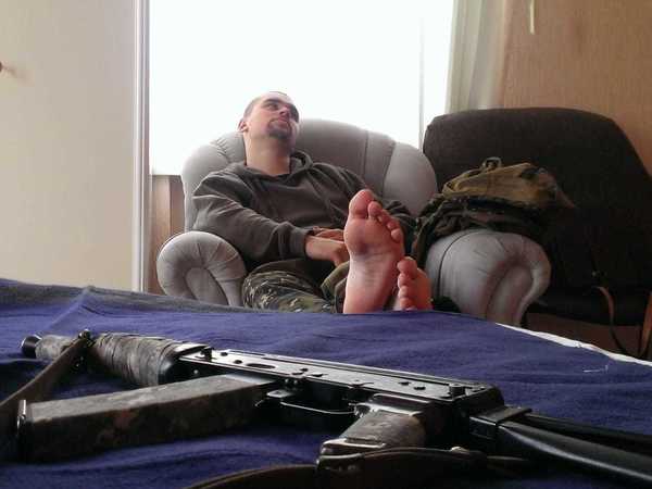 Доброволец нашего времени нараспашку: «Руки-ноги по степи, могилы в позывных, позади Исус Христос»