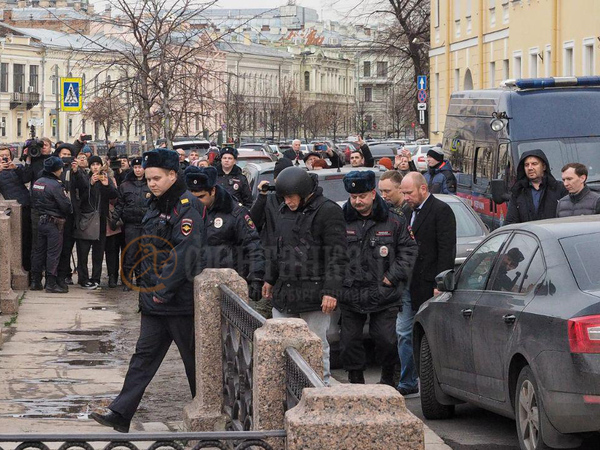 «У большинства вызывает агрессию». Адвокат Соколова объяснил, почему доцента привезли на Мойку в бронежилете и каске