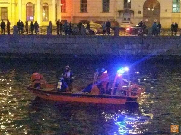 В Фонтанку упал «Логан» с двумя детьми. Прохожий сиганул в воду, чтобы спасти младенца и школьника