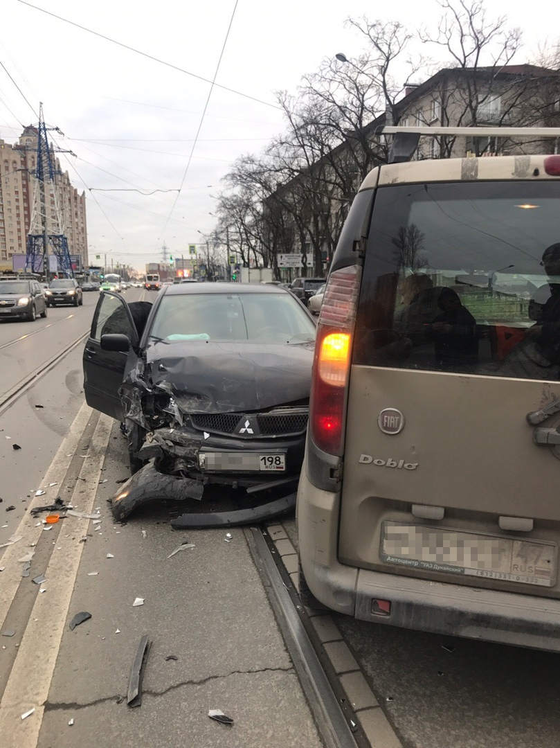 Крутанулся на «каблуке». Две попутные машины на Ленсовета стали встречными  | 21.11.2019 | Санкт-Петербург - БезФормата