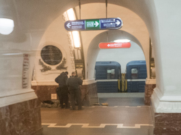 Чуть не наступили. В день теракта в метро люди на «Восстания» больше получаса ходили в двух шагах от бомбы