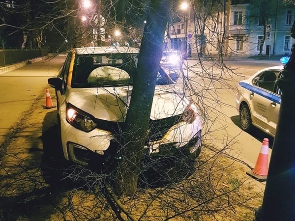 Водитель каршеринга, въехавший в дерево в Кронштадте, удирал от полиции. Машину он получил по поддельному аккаунту