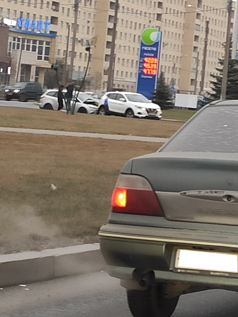 Скользкие улицы: в Петербурге автомобили «отдыхают» в кустах и на заправках, а таксисты находят друг друга (Иллюстрация 1 из 1) (Фото: «ДТП и ЧП | Санкт-Петербург»/vk.com)