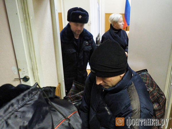 «Я этому журналисту башку разобью». Полицейские архангелы дилера Понеделко снова стали хозяевами Дзержинского суда