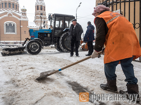 Пусть кто сосульки на тротуар сбрасывает, тот их и убирает. Теперь Смольный надеется на жилищников