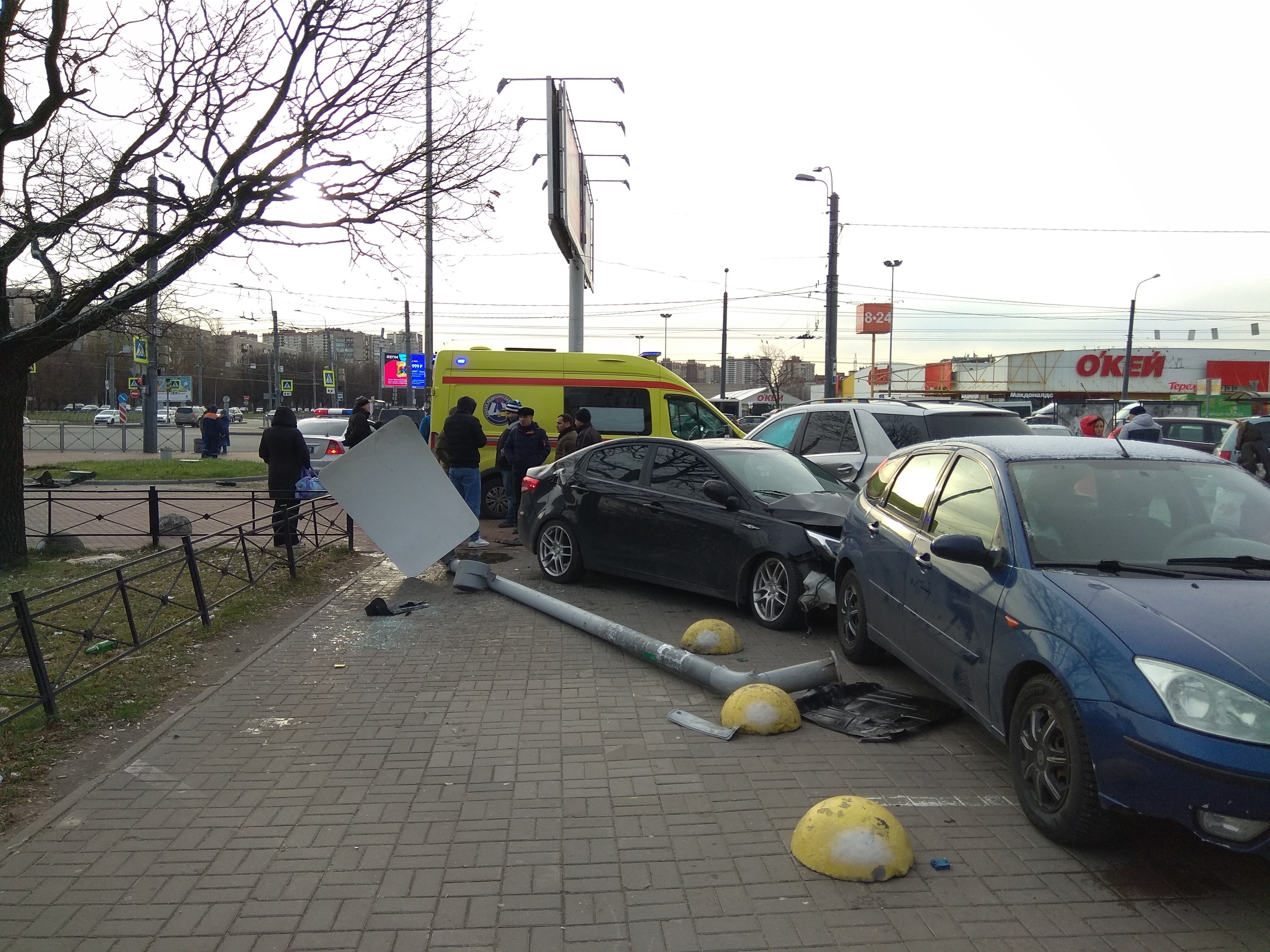 Выехал на тротуар. Авария на Космонавтов и Типанова. ДТП Типанова Космонавтов.