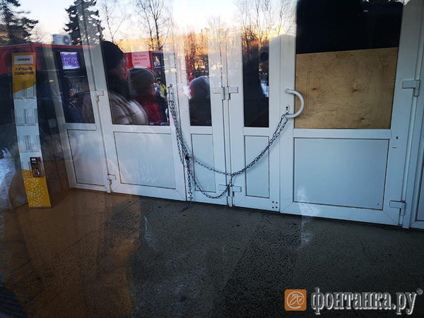 «Время чудес» в Петербурге отменяется. Семейный спектакль обернулся очередью у закрытой на цепь двери ДК Газа