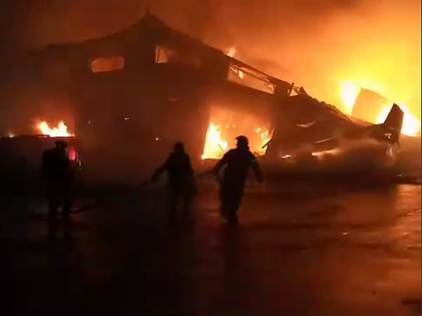 Пожар на Салова локализован, от ангара остался каркас. Пожарные показали, как тушат возгорание на тысячи квадратных метров