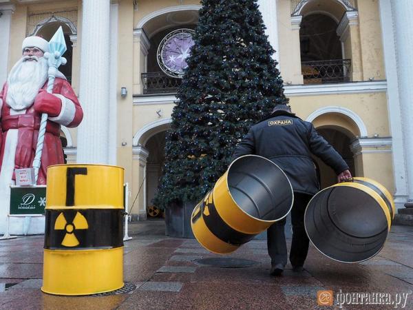 Бочки с «радиоактивными отходами» забрал Гостиный Двор. Гринпис провёл акцию против ввоза в РФ «урановых хвостов»