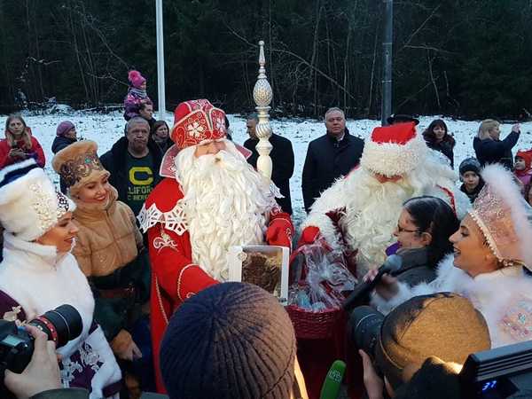 В «Брусничном» хоровод водили. Дед Мороз и Йоулупукки обменялись подарками на границе России и Финляндии