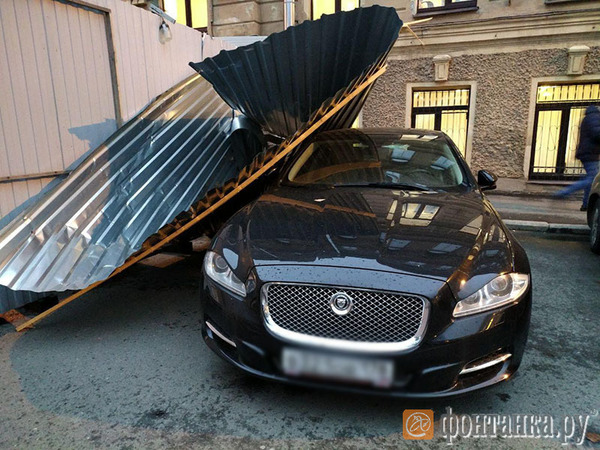 Турок не обратил внимание на знак «Опасность» и чуть не лишился «Ягуара» у Мариинки