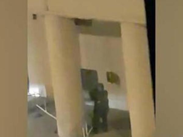 «Фонтанка» публикует видео очевидца, на котором ранен или убит один из предполагаемых нападавших на здание ФСБ в Москве