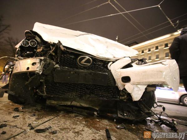 Лежавший в «Лексусе» мужчина жив. В ГИБДД рассказали подробности ДТП на Невском