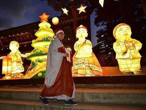 Огромный шар, ангелы над улицами и летающая ёлка для выпивох. Как столицы мира ждут Санта-Клауса