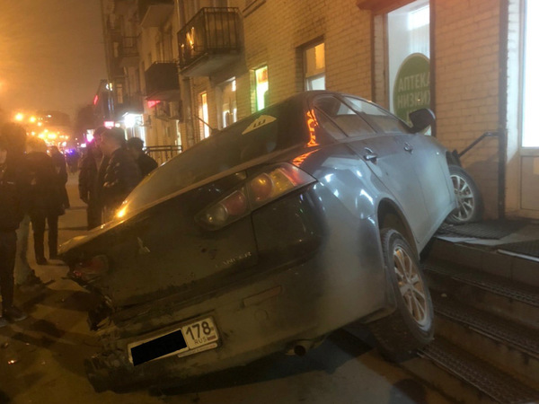 На Новочеркасском Hyundai взял на таран припаркованные автомобили. Mitsubishi запрыгнул на крыльцо аптеки