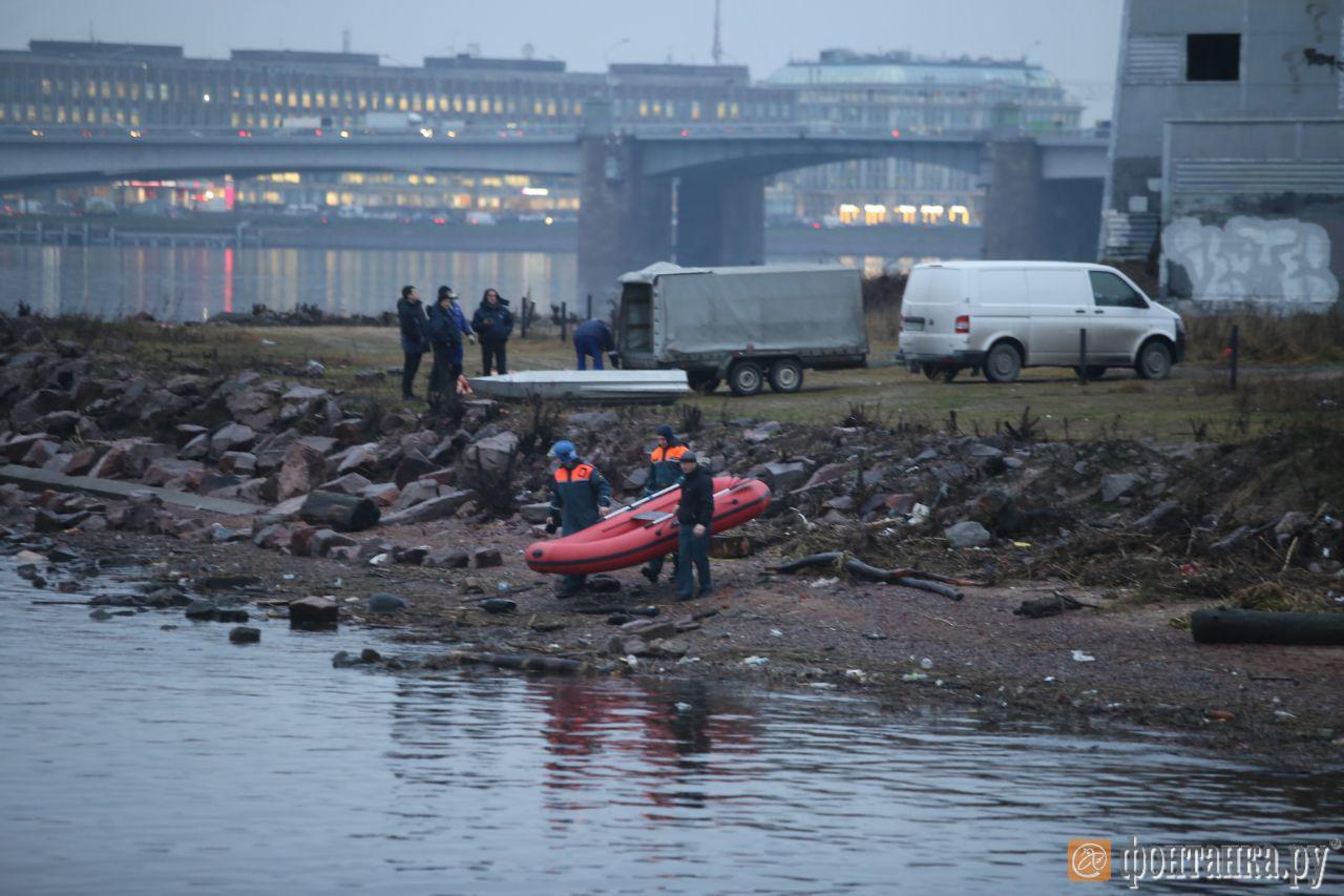 После падения бетоновоза в Неву в воде видели человека, звавшего на помощь  | 23.12.2019 | Санкт-Петербург - БезФормата